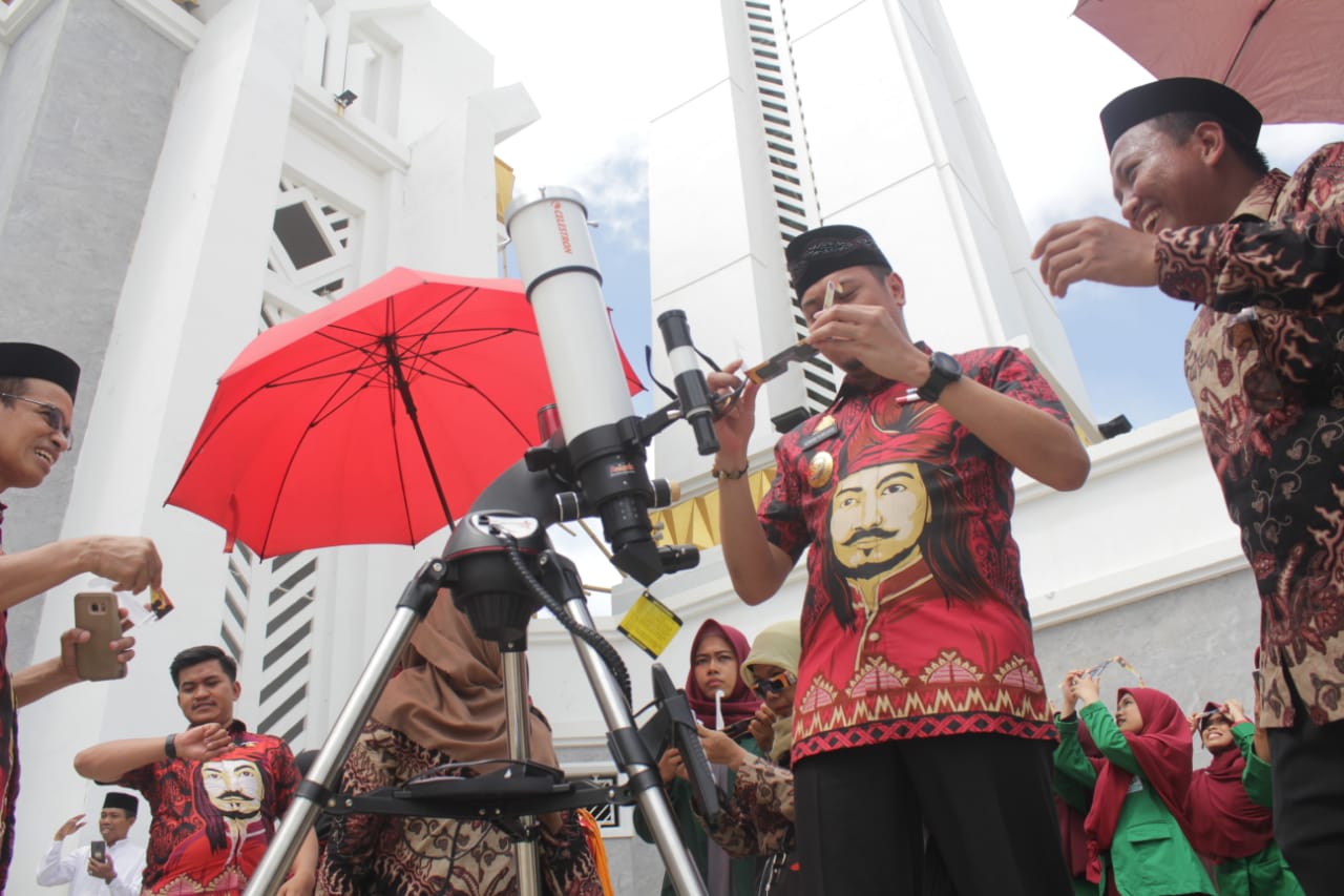 Prodi Ilmu Falak UIN Alauddin Makassar Gelar Pemantauan Gerhana Matahari di Masjid Agung Syekh Yusuf