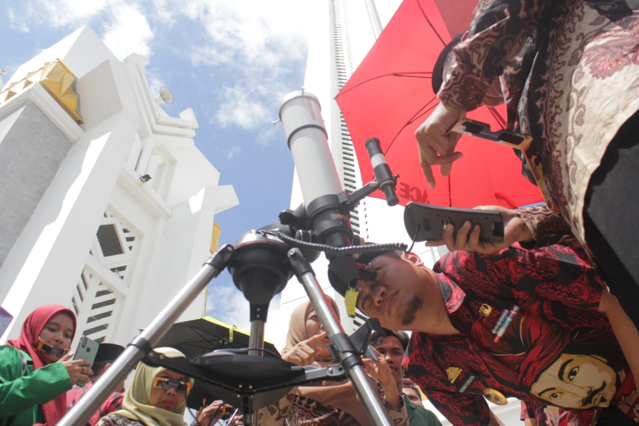Prodi Ilmu Falak UIN Alauddin Makassar Gelar Pemantauan Gerhana Matahari di Masjid Agung Syekh Yusuf